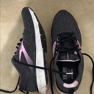 Brooks Women's Black and Pink Sneakers